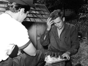 James Dean och Perry Lopez spelar schack 1955