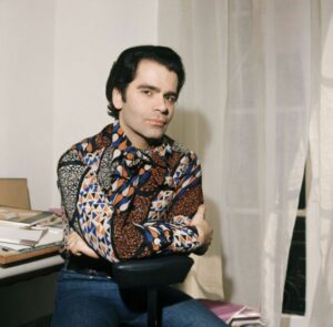 Karl Lagerfeld i mönstrad skjorta