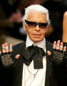 Karl Lagerfeld med rosett och ringar