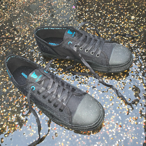 Svarta sneakers från Tretorn i regn