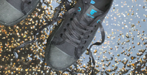 Närbild på svarta sneakers i regn