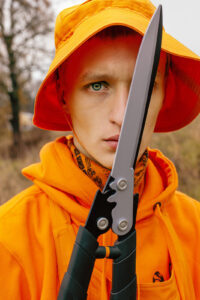 Man i orange hatt och verktyg från Fiskars